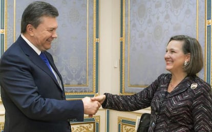 O presidente da Ucrânia, Víktor Yanukóvich (Izda.), estreita a mão à secretária de Estado anexa de EUA para Assuntos Europeus, Vitória Nuland.