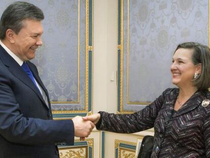 O presidente da Ucrânia, Víktor Yanukóvich (Izda.), estreita a mão à secretária de Estado anexa de EUA para Assuntos Europeus, Vitória Nuland.