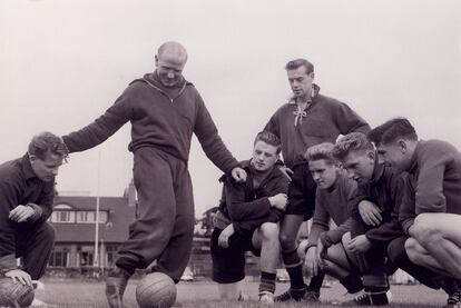 Matt Busby muestra a los jugadores del Manchester cómo se golpea a la pelota.