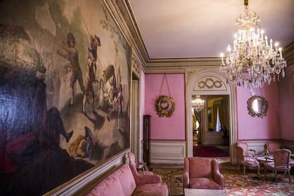 Según destaca la Fundación de Ferrocarriles españoles, el salón de baile recuerda la galería de los espejos de Versalles. El jardín, por su parte, fue diseñado por arquitectos y paisajistas parisinos. En la imagen, la sala de billar, presidida por un cuadro de Ramón Bayeu.