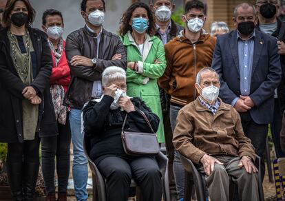 Hijos de represaliados de la fosa 114, este lunes, en Paterna.  
