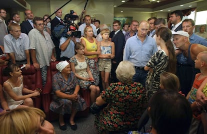 El primer ministro ruso, Vladimir Putin, charla con un grupo de personas cuyas viviendas han quedado arrasadas por los incendios.
