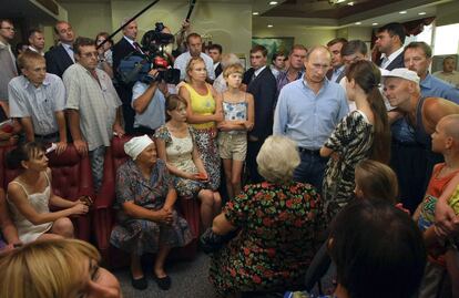 El primer ministro ruso, Vladimir Putin, charla con un grupo de personas cuyas viviendas han quedado arrasadas por los incendios.