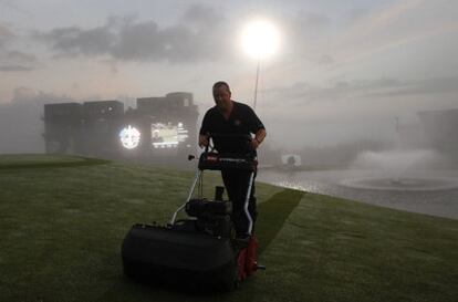 Un 'greenkeeper' cuida el green del 18 de Celtic Manor.-Además de sus espectaculares gradas, el hoyo es un par cinco al que se puede llegar en dos. Emoción hasta el final.