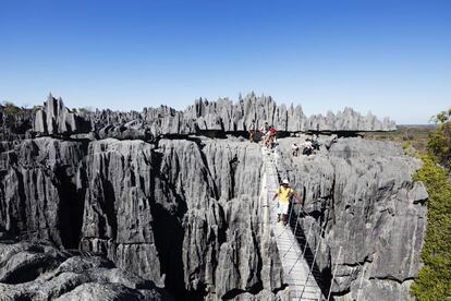 Excursionistas cruzando un puente en el parque nacional de Tsingy de Bemaraha.