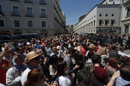 Una multitud congregada en el exterior del Congreso de los Diputados despide al féretro de Alfredo Pérez Rubalcaba.