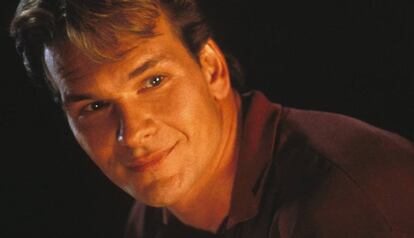 Patrick Swayze, con el polo granate de 'Ghost'.
