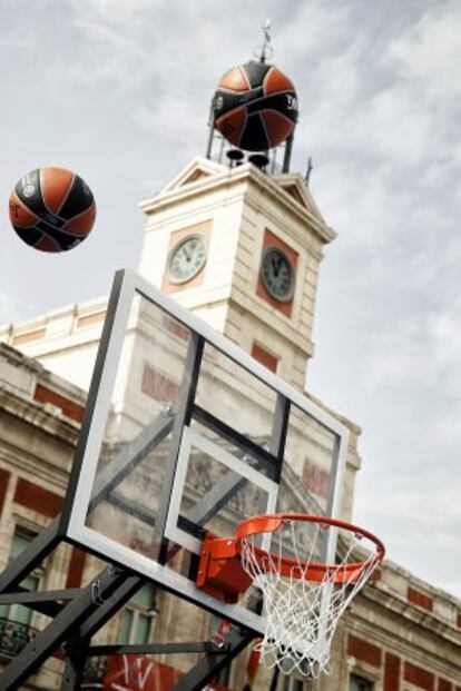 Una de las canastas instaladas ayer en la Puerta del Sol con motivo de la Final Four.