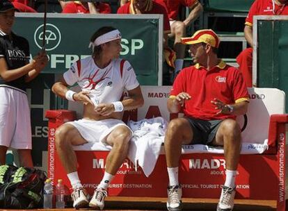 David Ferrer habla con Alber Costa, el capitán español, durante un descanso del partido.