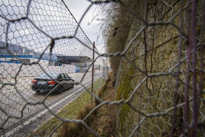 This photo taken on February 21, 2017 in the village of Spielfeld, Austria, shows a border crossing and a fence at the Austria-Slovenia border.
Built to keep out migrants, traffickers, or an enemy group, border walls have emerged as a one-size-fits-all response to the vulnerability felt by many societies in today's globalized world, says an expert on the phenomenon.
Practically non-existent at the end of World War II, by the time the Berlin Wall fell in 1989 the number of border walls across the globe had risen to 11.
That number has since jumped to 70, prompted by an increased sense of insecurity following the September 11, 2001 attacks in the United States and the 2011 Arab Spring, according to Elisabeth Vallet, director of the Observatory of Geopolitics at the University of Quebec in Montreal (UQAM).

This image is part of a photo package of 47 recent images to go with AFP story on walls, barriers and security fences around the world. More pictures available on afpforum.com / AFP PHOTO / RENE GOMOLJ