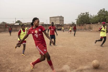 <p>En el estadio donde entrenamos no hay vestuario para las chicas y nos tenemos que cambiar delante de todo el mundo. Tampoco hay ninguna cobertura médica. Si te lesionas, tienes que cubrir todos los gastos. Cuando hay un partido de fútbol y juegan los chicos, se llenan las gradas. Si jugamos nosotras, están vacías. </p> <p>En Burkina hay 10 clubes de primera división y 19 de segunda división, pero nadie nos apoya, no se hace ninguna promoción del futbol femenino. A pesar de todo, este año hemos logrado calificarnos para la final de la CAN (Copa de África de las Naciones). Es la primera vez que esto ocurre en la historia del fútbol femenino de Burkina Faso. La final tendrá lugar en Marruecos en julio y seremos 12 equipos femeninos de África deseando ganar la copa.</p>