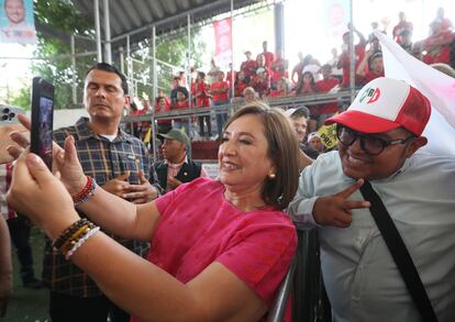 Gálvez se fotografía con un seguidor, este jueves en el barrio de Tepito.