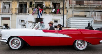 Bandeiras de Cuba e dos EUA em uma varanda em Havana.