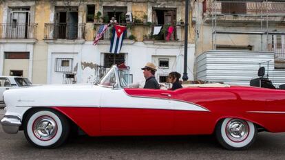 Bandeiras de Cuba e dos EUA em uma varanda em Havana.