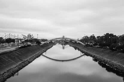 Espremido entre margens concretadas, o rio Tietê já cumpriu papel importante na história do Estado de São Paulo, ao servir como caminho para colonizadores que adentravam o território. Hoje, no trecho que passa pela cidade, suas águas estão poluídas e ele, praticamente morto.