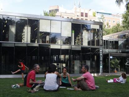 Lectores entre el Paseo de Coches del Retiro y la biblioteca Eugenio Trías.