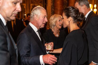 Los reyes de España han sido invitados en representación de España a los funerales por la reina Isabel II. En la imagen, ambos conversan con Carlos III y su esposa, Camila Parker-Bowles, reina consorte. 