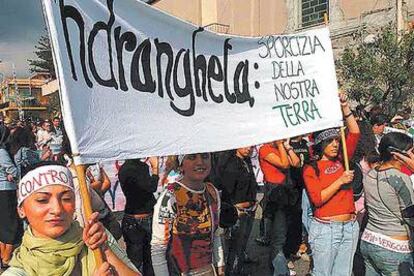 Protesta por el asesinato de Fortugno. La pancarta reza: &#39;Ndrangheta, basura de nuestra tierra.