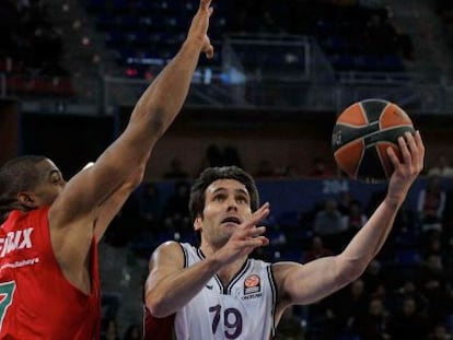 Hendrix intenta bloquear el avance de San Emeterio en el encuento disputado este viernes en Vitoria. 