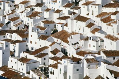 El castillo de Casares domina, sobre un macizo de roca caliza, en lo más alto del pueblo en el que nació Blas Infante, político y escritor; su muro sigue el borde de un barranco conocido como la planá. Dentro de sus murallas queda la antigua iglesia de la Encarnación (de finales del XVI), el arrabal, el cementerio, entre calles estrechas, empinadas y sinuosas, y casas encaladas, que son un ejemplo magnífico del legado arquitectónico andalusí.