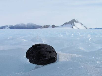 Um meteorito encontrado na Antártida, em uma imagem de arquivo.