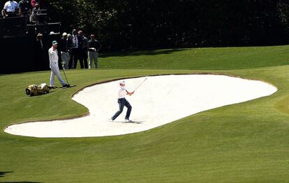 Brandt Snedeker golpea desde un búnker.