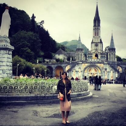 En la imagen, Tamara Falcó ha querido despedirse del verano visitando el Santuario de Lourdes, en Francia. 