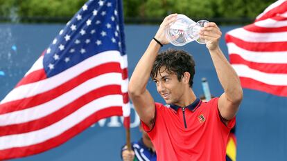 NEW YORK, NEW YORK - SEPTEMBER 11: Daniel Rincon of Spain celebrates with the championship trophy after defeating Juncheng Shang of China during their Boys' Singles final match on Day Thirteen of the 2021 US Open at the USTA Billie Jean King National Tennis Center on September 11, 2021 in the Flushing neighborhood of the Queens borough of New York City.   Matthew Stockman/Getty Images/AFP
== FOR NEWSPAPERS, INTERNET, TELCOS & TELEVISION USE ONLY ==