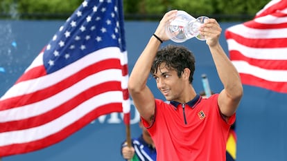 NEW YORK, NEW YORK - SEPTEMBER 11: Daniel Rincon of Spain celebrates with the championship trophy after defeating Juncheng Shang of China during their Boys' Singles final match on Day Thirteen of the 2021 US Open at the USTA Billie Jean King National Tennis Center on September 11, 2021 in the Flushing neighborhood of the Queens borough of New York City.   Matthew Stockman/Getty Images/AFP
== FOR NEWSPAPERS, INTERNET, TELCOS & TELEVISION USE ONLY ==