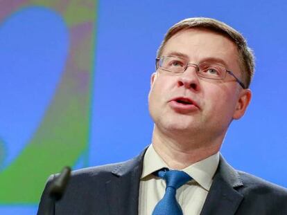 El vicepresidente de la Comisión Europea para el Euro, Valdis Dombrovskis, participa en la rueda de prensa de presentación de una propuesta sobre el refuerzo del papel del euro como divisa internacional en la sede de la Comisión Europea, en Bruselas (Bélgica) 
