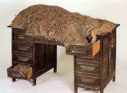 'Escritorio y paja' (1970), objeto-ensamblaje de Antoni Tàpies.