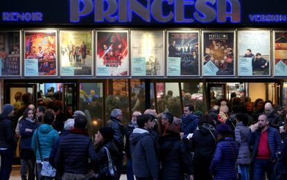 Colas ante los cines Renoir Princesa, en Madrid.