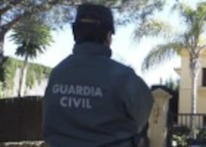 La guardia civil en el municipio donde se han producido el crimen. EFE