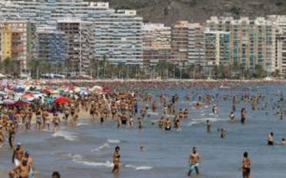 Miles de personas se agolpaban ayer en la playa de Cullera (Valencia). EFE/Archivo