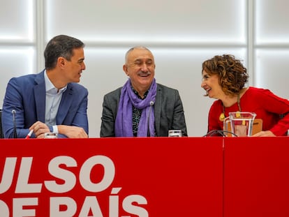 El presidente del Gobierno, Pedro Sánchez, junto al secretario general de UGT, Pepe Álvarez y la vicepresidenta primera del Gobierno, ministra de Hacienda y vicesecretaria general del PSOE, María Jesús Montero, este lunes en Madrid.