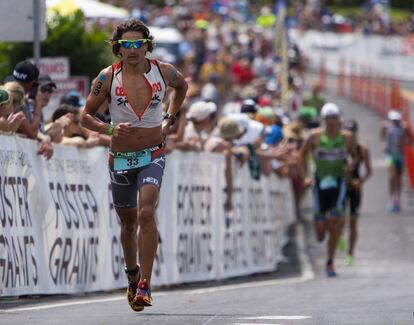 El triatleta español, Iván Raña, sale de la transición y comienza la parte de maratón del Campeonato del Mundo de Ironman en Kailua-Kona, Hawaii.