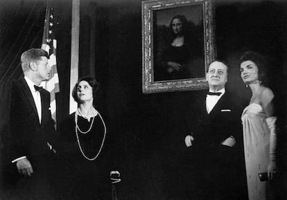 Los Kennedy y los Malraux, en enero de 1963 ante la 'Mona Lisa', en la Galería Nacional de Arte de Washington.