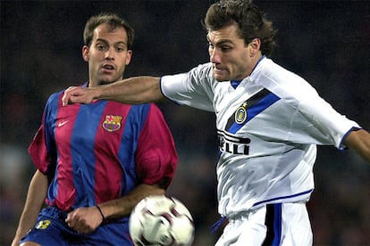 En febrero de 2003, el Barça de Van Gaal endosó una goleada al Inter por 3-0 con Saviola y Kluivert como protagonistas. En la imagen, Christian Vieri controla el balón ante la mirada de Gabri.