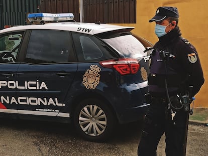 Un agente de la Policía Nacional, el pasado mayo, durante el estado de alarma.