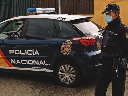 Un agente de la Policía Nacional en Málaga, en una imagen de archivo.