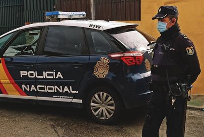 Un agente de la Policía Nacional, el pasado mayo, durante el estado de alarma.