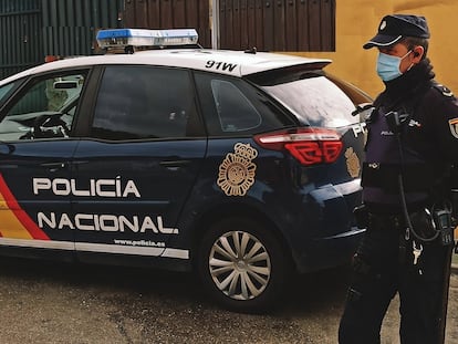 Un agente de la Policía Nacional en Málaga, en una imagen de archivo.