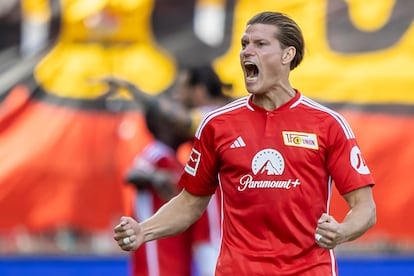 El delantero centro Kevin Behrens celebra un gol con el Unión Berlín.