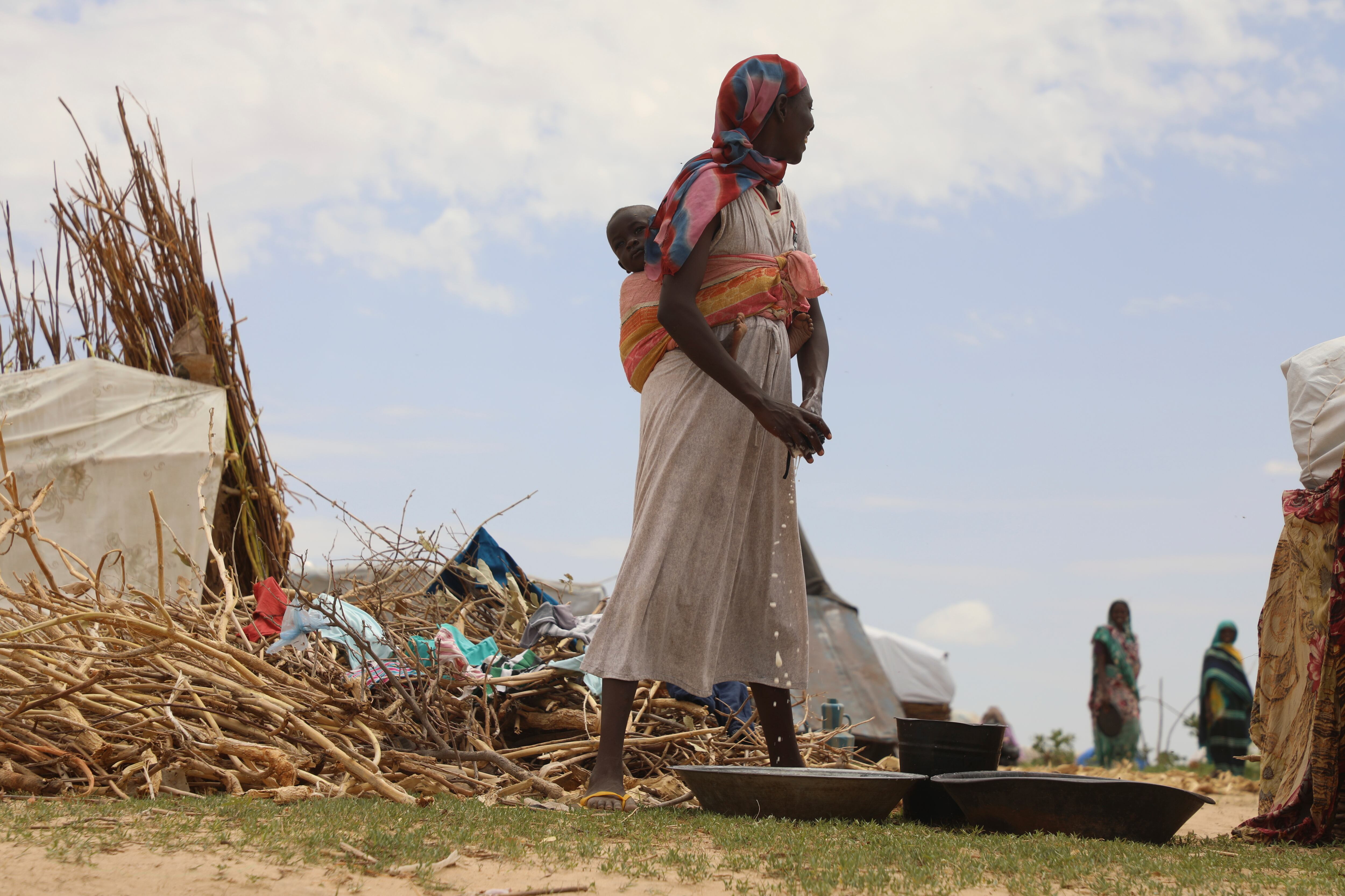 Una refugiada sudanesa y su bebé en el campo de refugiados de Zabout, en la localidad chadiana de Goz Beida, el pasado 4 de julio. 