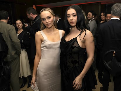 Lily-Rose Depp y Charli XCX en la fiesta posterior al estreno de 'Nosferatu'.