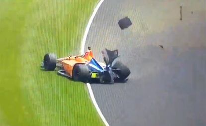 El coche de Fernando Alonso, en el momento del accidente.