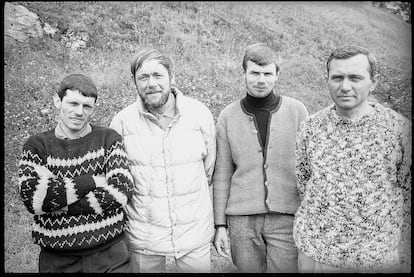 De izquierda a derecha, Günther Messner, Toni Hiebeler, Reinhold Messner y Fritz Maschke, en una expedición en el Eiger (Suiza), en 1968.