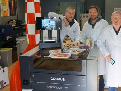 Los fundadores de Cocuus con algunas de sus máquinas para producir alimentos en 3D. 