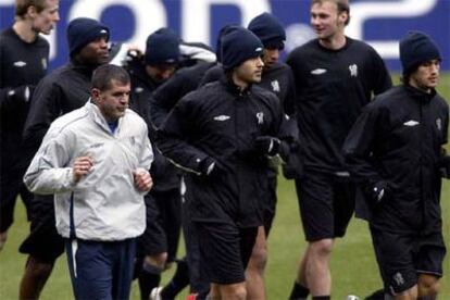 La plantilla del Chelsea, en su entrenamiento de ayer en el Camp Nou.