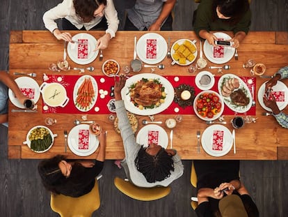 Un grupo de personas celebra una comida de Navidad.